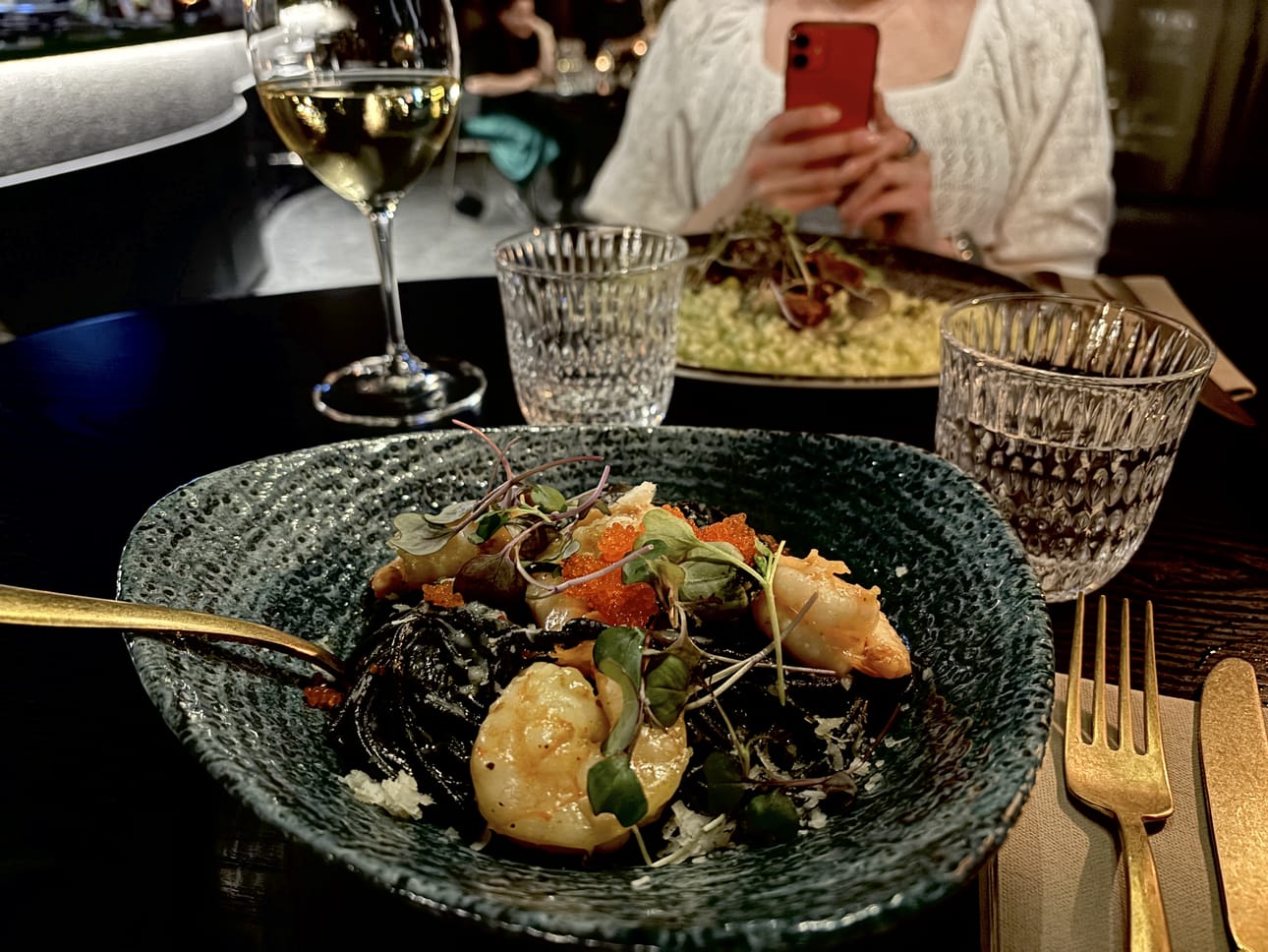 Musta pasta on kiinnostava tuttavuus. La Sinfonian annokset ovat myös Instagram-ystävällisiä eli kauniita.