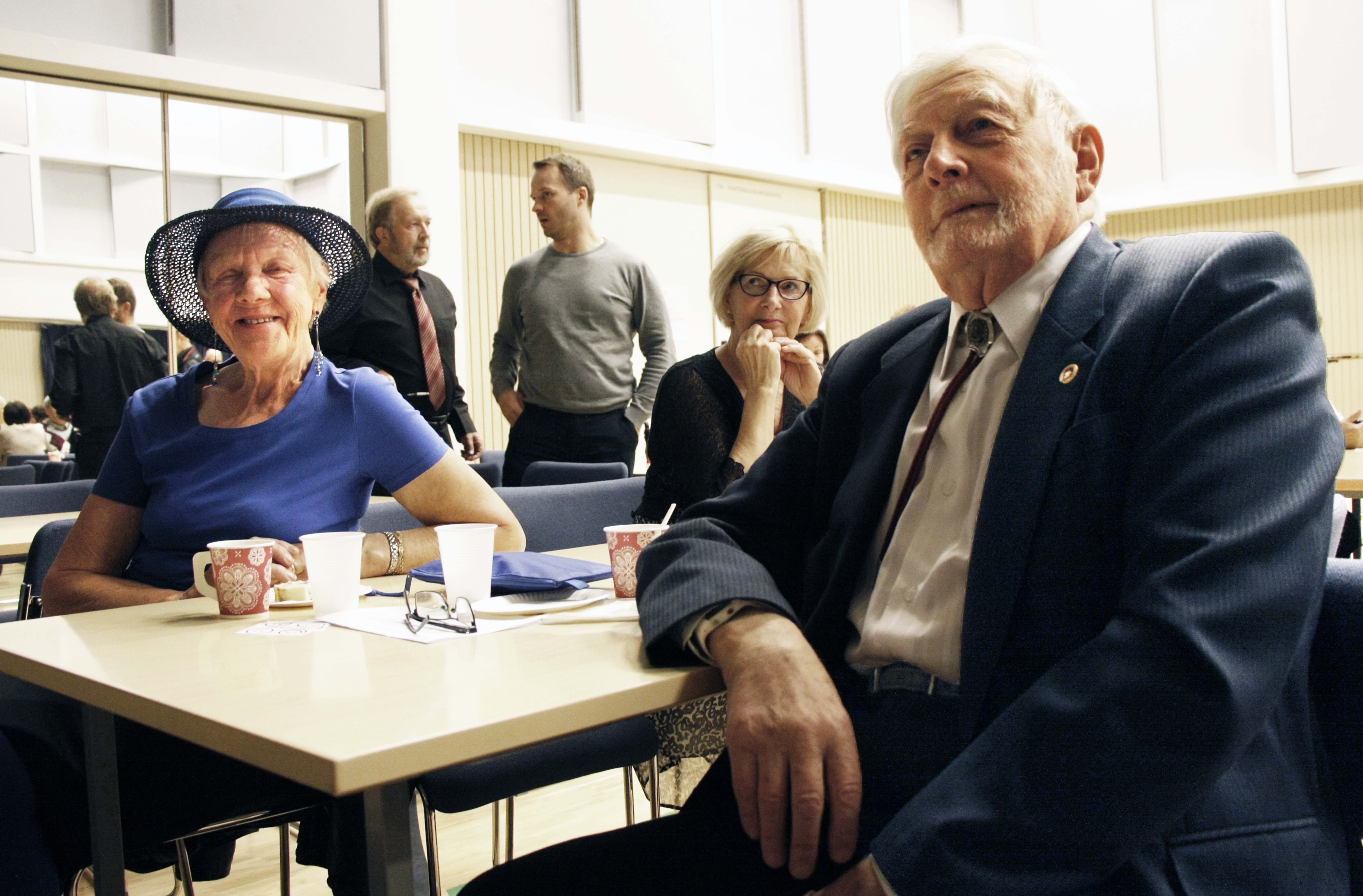 Anneli Näyhä ja Paavo Talala tanssahtelivat lattialla     innokkaasti. Kaksituntiset ohjelman aikana ehti hyvin välillä kahvitella.