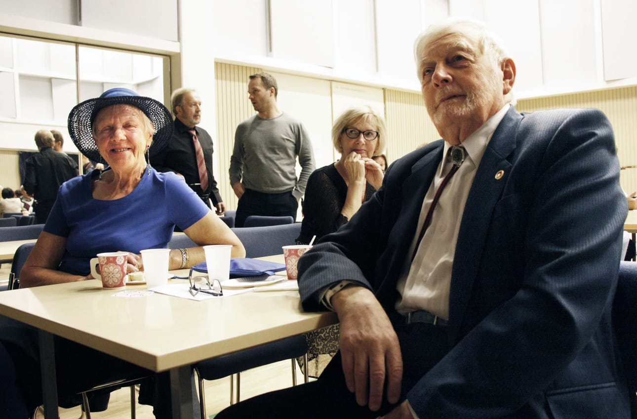 Anneli Näyhä ja Paavo Talala tanssahtelivat lattialla innokkaasti. Kaksituntiset ohjelman aikana ehti hyvin välillä kahvitella.