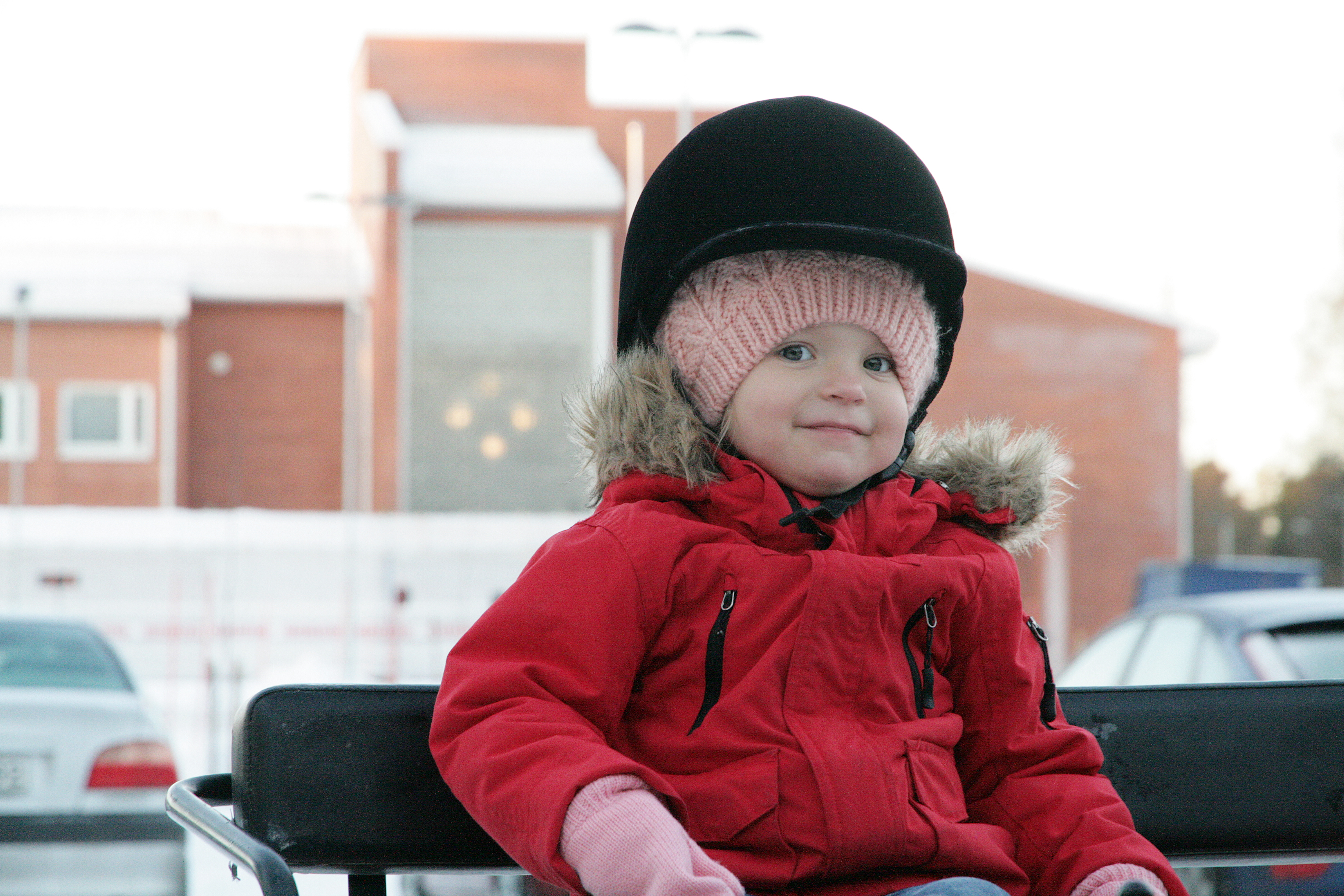 Julia Mansikalle ponikyyti oli elämys. Vähän taisi jännittääkin, vaikka äiti Tiina Mansikka kertoi tyttären pitävän paljon poneista ja etenkin My Little Ponyista. &ndash; Paras poni on vaaleanpunainen, Julia hihkaisi.