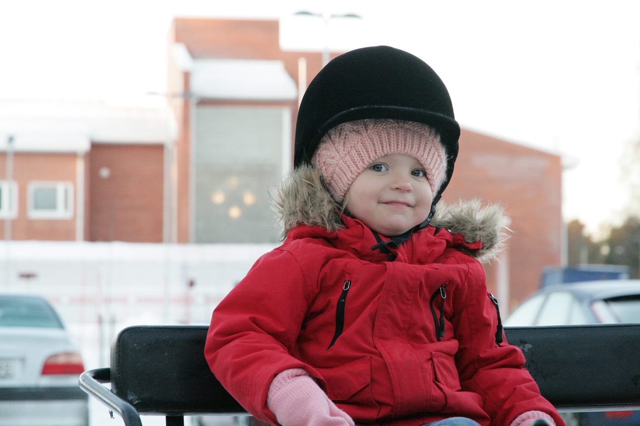 Julia Mansikalle ponikyyti oli elämys. Vähän taisi jännittääkin, vaikka äiti Tiina Mansikka kertoi tyttären pitävän paljon poneista ja etenkin My Little Ponyista. – Paras poni on vaaleanpunainen, Julia hihkaisi.
