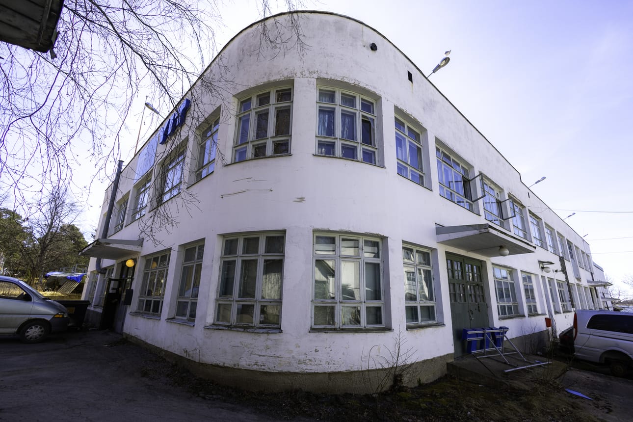 Vaasan kaupunki suunnittelee asuinrakentamista Rahkolan entisellä teollisuusalueella. Tärkeimmät tehdasrakennukset on suojeltu, kuten kuvassa oleva funktionalistista tyylisuuntaa edustava teollisuusalueen osa.