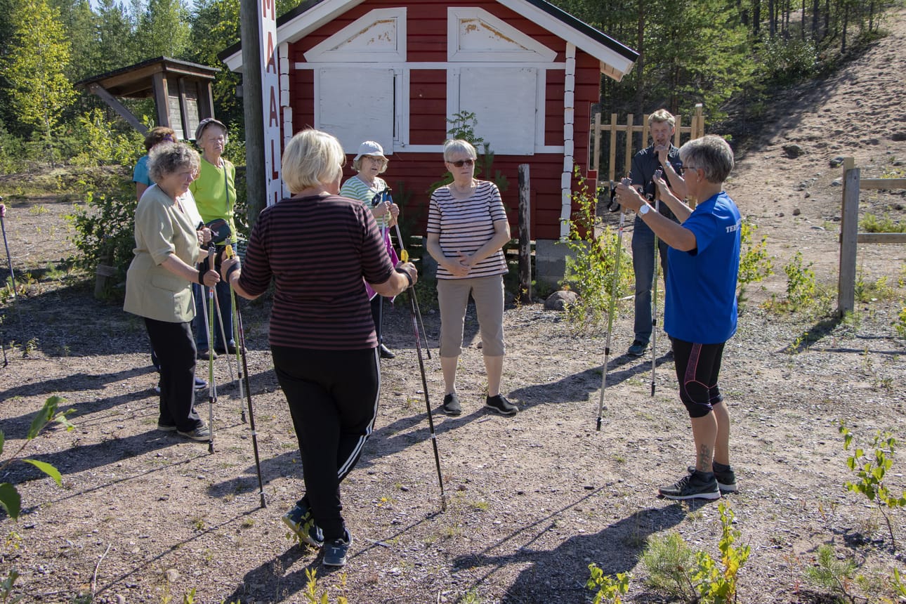 Sinikka Lehtosaari opasti ennen yhteistä kävelylenkkiä sopivien kävelysauvojen valinnassa sekä tekniikassa.