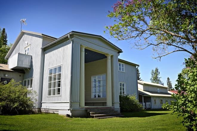 Villa Väinölän vaihtuvien näyttelyiden tila on osa Alajärven Aalto-keskusta. KUVA: SARI HEINILÄ