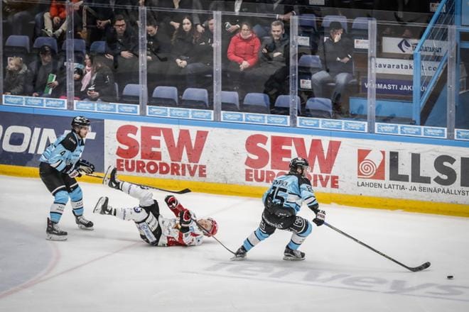 Sportin Roope Talaja kupsahti jäähän Pelicans–Sport-kamppailussa Lahdessa torstaina. Vasemmalla Pelicansin Jordan Rowley ja oikealla Jesse Saarinen. KUVA: SAMI LETTOJÄRVI/ETELÄ-SUOMEN SANOMAT