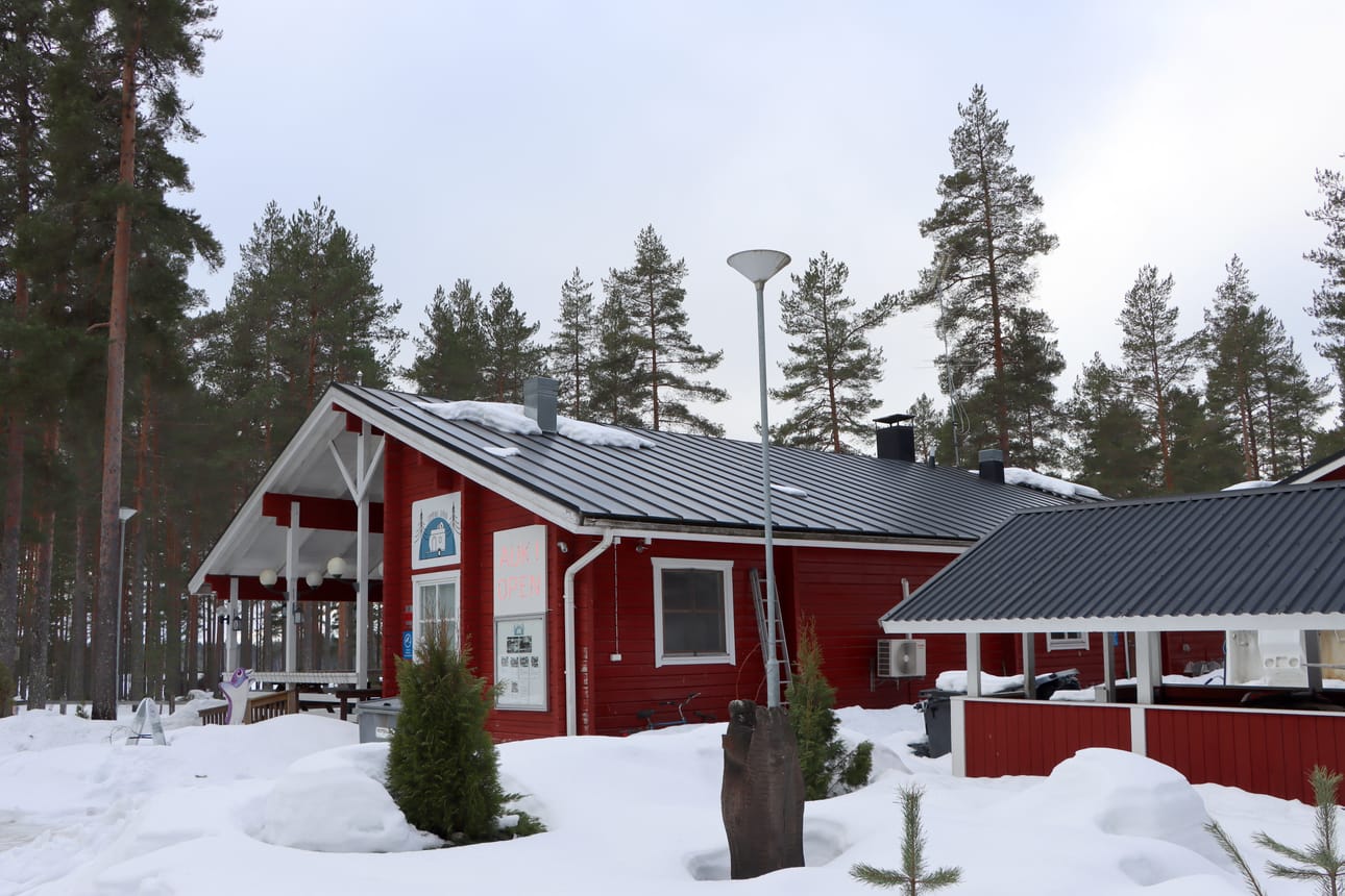 Säläisjärven rannassa sijaitseva Camping Jurvan päärakennus keräsi lukijoilta monenlaista palautetta. Jotkut näkivät paikan tarvitsevan kipeästi päivitystä, osa kehui yrittäjiä vuolaasti.