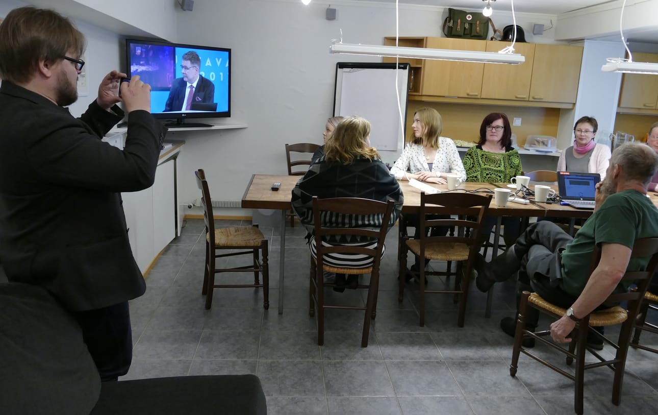 Kuva vihreiden kuntavaalivalvojaisista Kuusamosta. Mika Flöjt ottaa kuvaa.