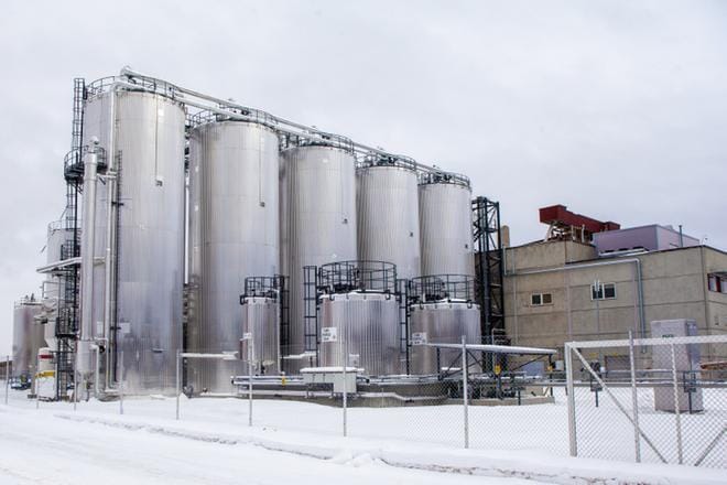 St1:n bioetanolitehdas Kajaanissa muistuttaa ulkoisesti kemian tehdasta tai öljynjalostamoa. Hydrolyysi- ja fermentointisäiliöissä sokeri irtoaa sahanpurusta, joka on etanolin raaka-aine. KUVA: Niko Saarela/ Arkisto