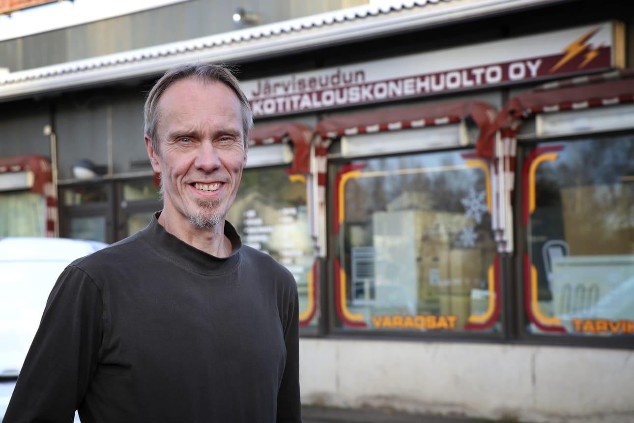 Hannu Åbyllä alkaa 56-vuotiaana olla neljäkymmentä vuotta kokemusta sähkölaitteista.