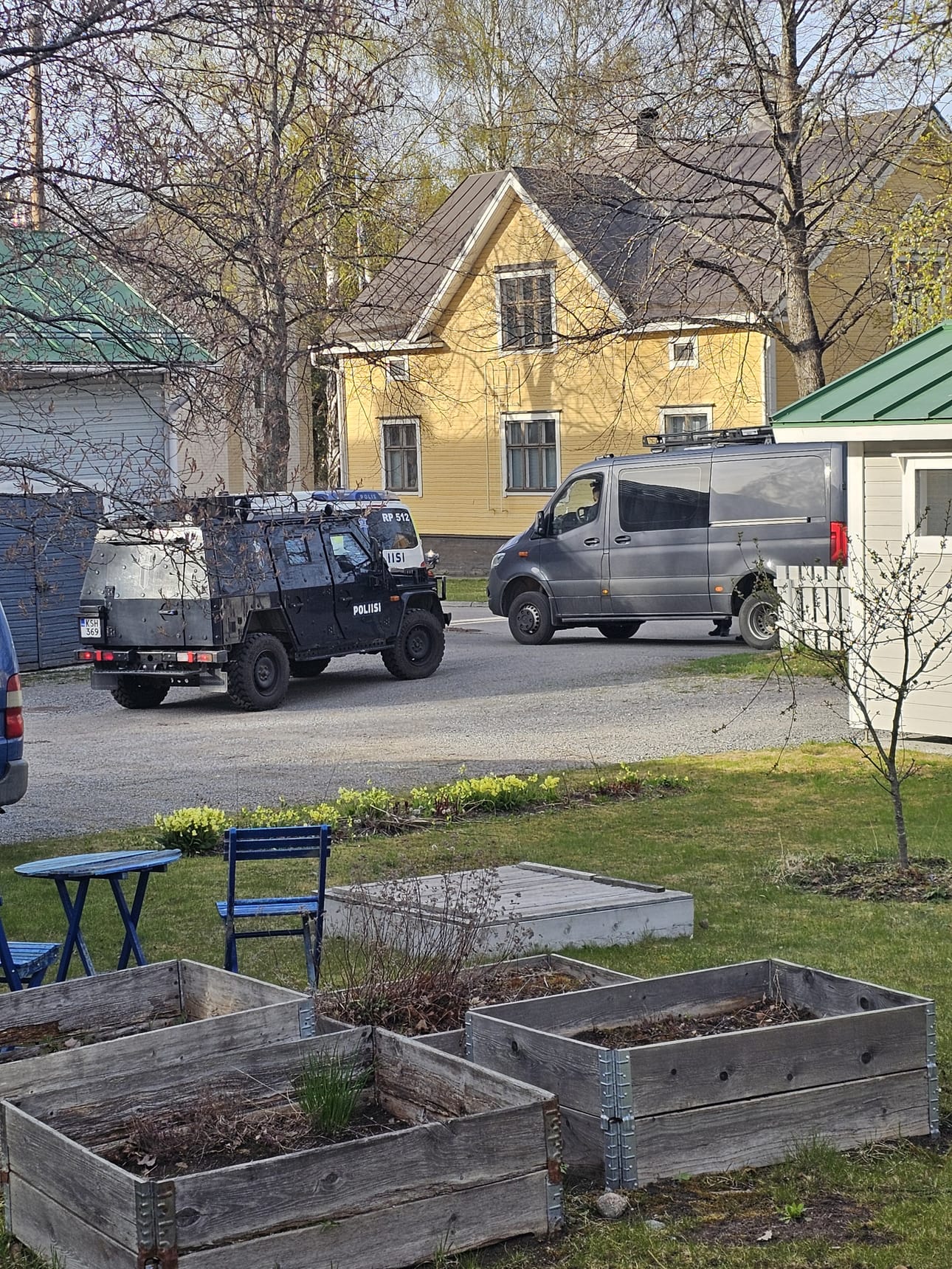 Poliisi sai hälytyksen kerrostalon parvekkeella ammutusta laukauksesta. Paikalle saapui useita partioita.