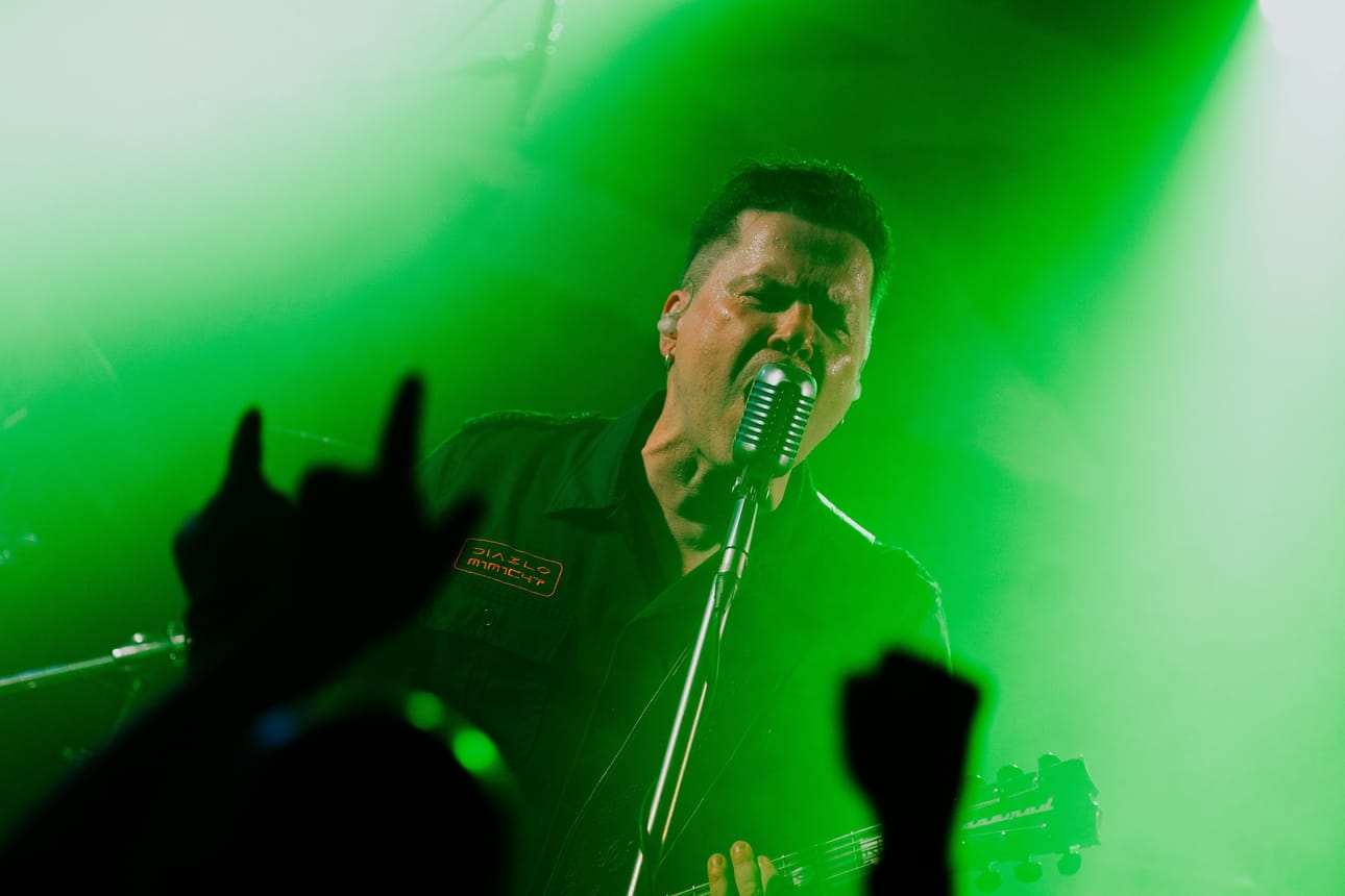 Laulaja-kitaristi Rainer Nygård oli keskiviikkoillan keikalla juttutuulella.