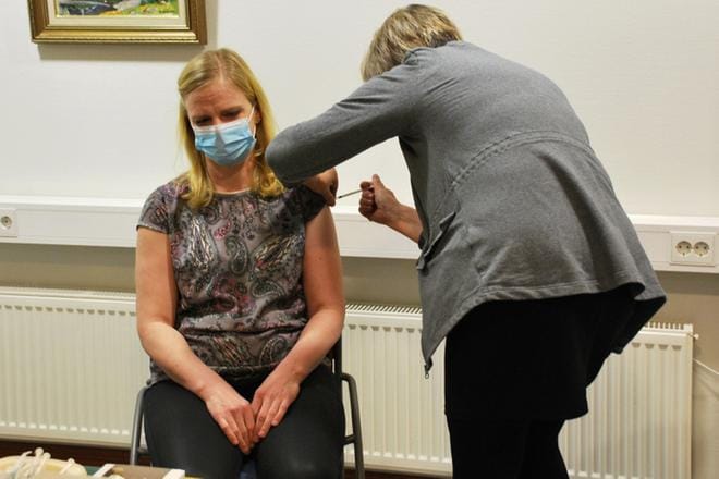 Ensimmäisen koronarokotteen Alavudella sai vs. johtava lääkäri Marjo Ala-Salmi. Pistoksen antoi palveluvastaava Kirsi Haveri. KUVA: EEVA-LIISA KULJU