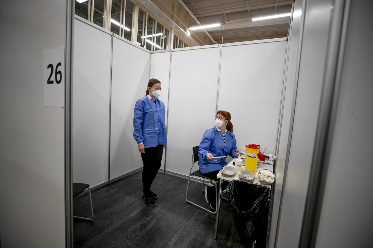 Terhi Julku ja Johanna Rintakari ovat valmiina ottamaan vastaan koronarokotettavia ilman ajanvarausta Seinäjoki Areenassa. Sama tahti jatkuu huomenna myös Isonkyrön terveysasemalla.