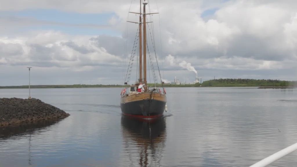 Joulupukki saapuu Keminsisäsatamaan