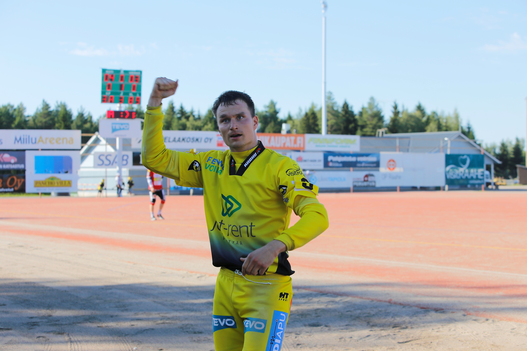 Teemu Juntunen oli pelipäällä. Mies paukautti kunnarin kolmospuolelta.