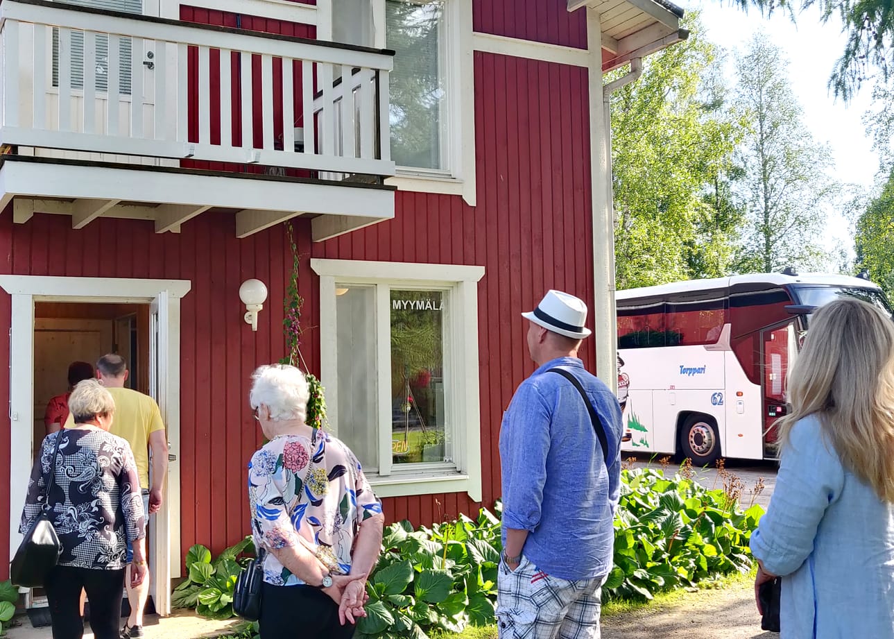 Kesäteatteriretkeläiset menossa ostoksille yrityksen tarinan kuulemisen ja tuotteiden esittelyn jälkeen. Kuvituskuva: Ulla Laukkala.