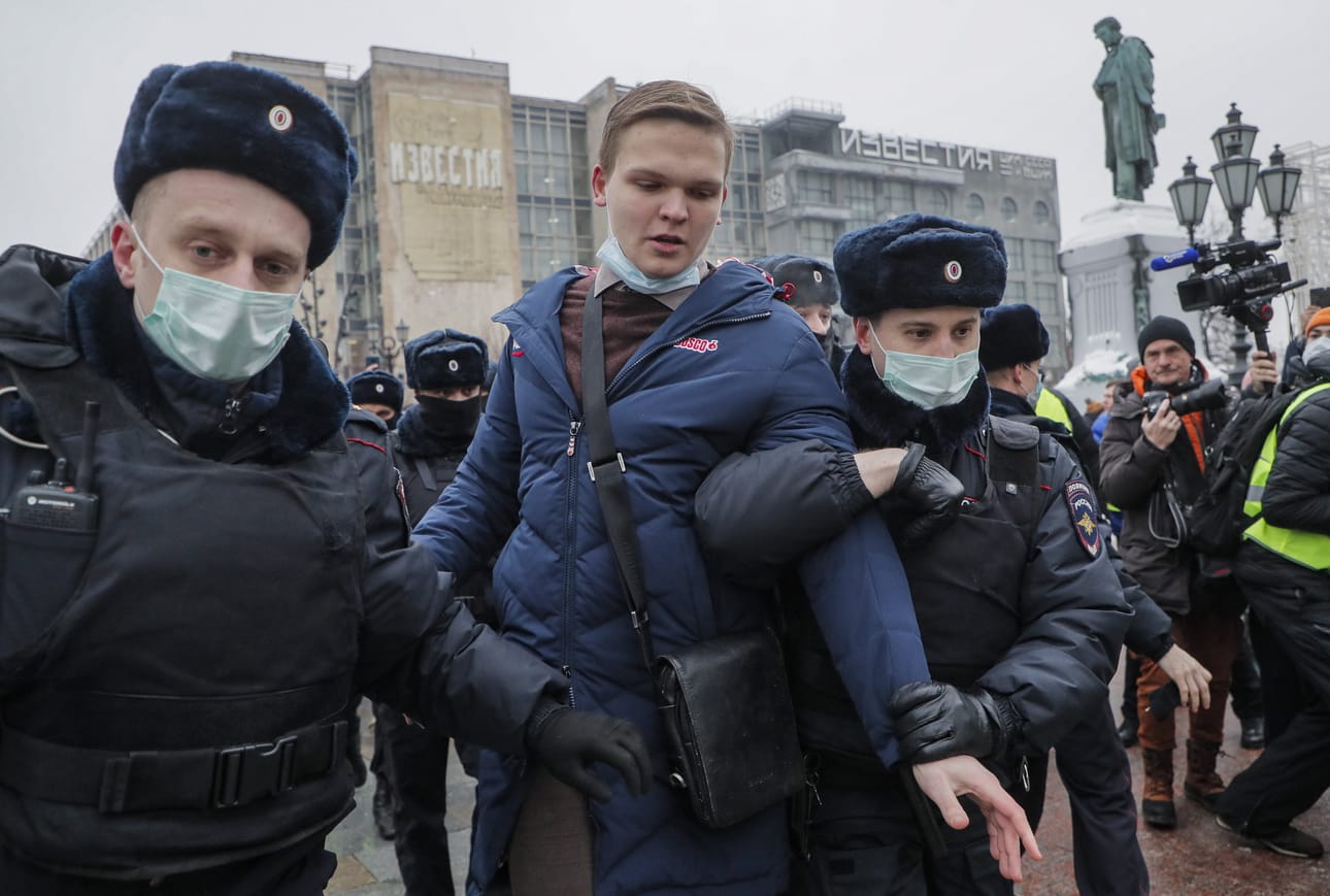 Moskovan keskustan Pushkininaukiolla poliisit vievät satunnaisen oloisesti pois ihmisiä, jotka ovat kokoontuneet paikalle.
