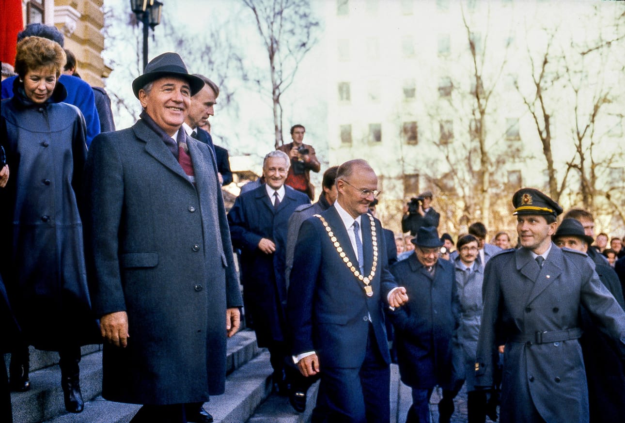 Mihail Gorbatšov oli länsimaissa varsin suosittu, ja Oulussakin kansa tungeksi katujen varsilla vierailun aikana. Kuvassa Gorbatšov ja vaimo Raisa Oulun kaupungintalon portailla presidenttipari Mauno ja Tellervo Koiviston sekä Oulun kaupunginjohtajan Ilmo Paanasen seurassa.