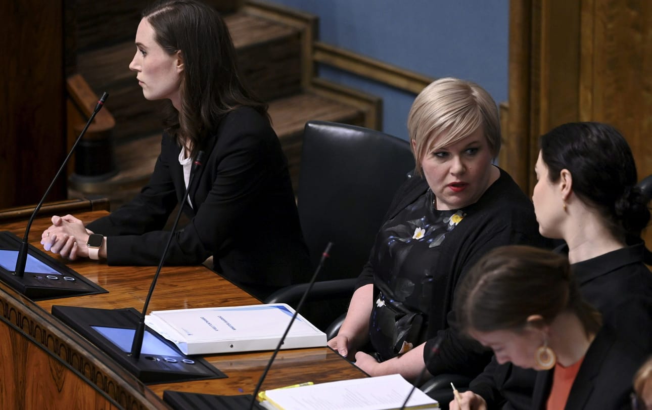 Sanna Marinin hallitus on joutunut elvyttämään koronakriisin kurittamaa taloutta lisävelalla. Kuvassa pääministeri Marin (vas.), valtiovarainministeri Annika Saarikko, ympäristö- ja ilmastoministeri Emma Kari ja opetusministeri Li Andersson eduskunnan suullisella kyselytunnilla Helsingissä 21. huhtikuuta 2022.