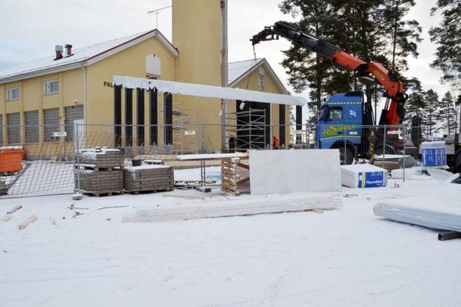 Alajärven Palotorin lava valmistuu palotalon välittömään läheisyyteen. KUVA: MARKKU TURPELA