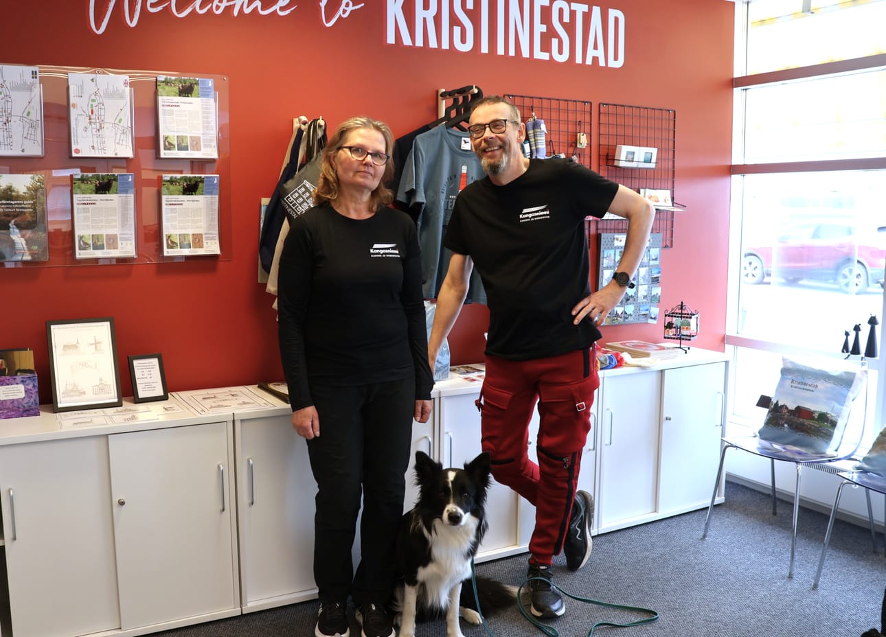 Janet ja Jouni Tervashonka Kristiinan matkailuneuvonnassa, josta heitä opastettiin ja vietiin tutustumaan kaupunkiin. Deveron-koira oli päässyt mukaan Kristiinaan.