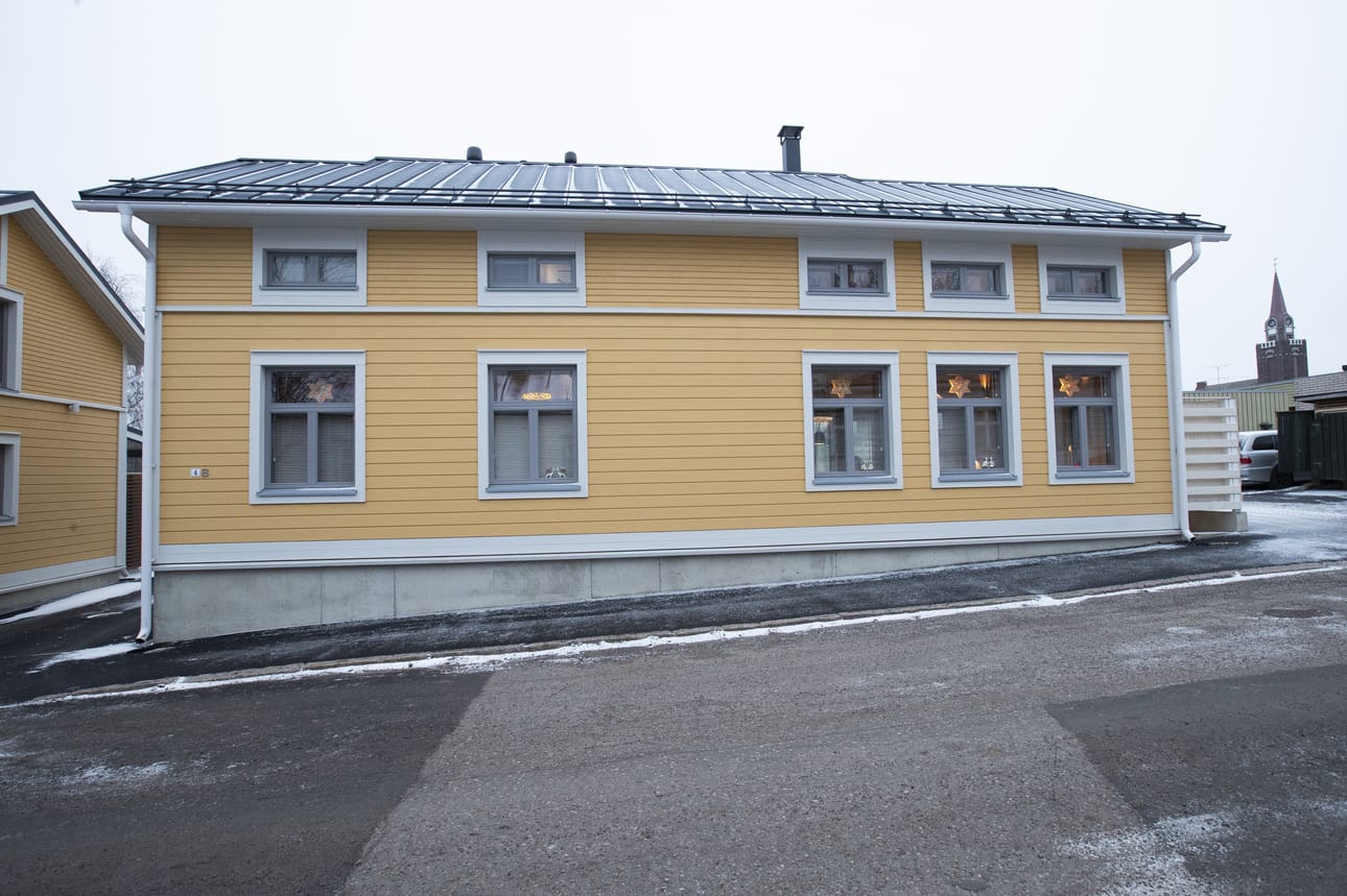 Kauppakatu oli ennen Raahen joulukatu. Perjantain jouluikkuna löytyy osoitteesta Kauppakatu 4 B.