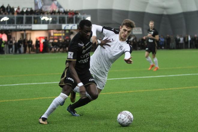 SJK:n Jude Arthur ja VPS:n Samu Alanko kävivät railakasta taistelua pallon herruudesta. KUVA: OLLI-MATTI MATIHALTI