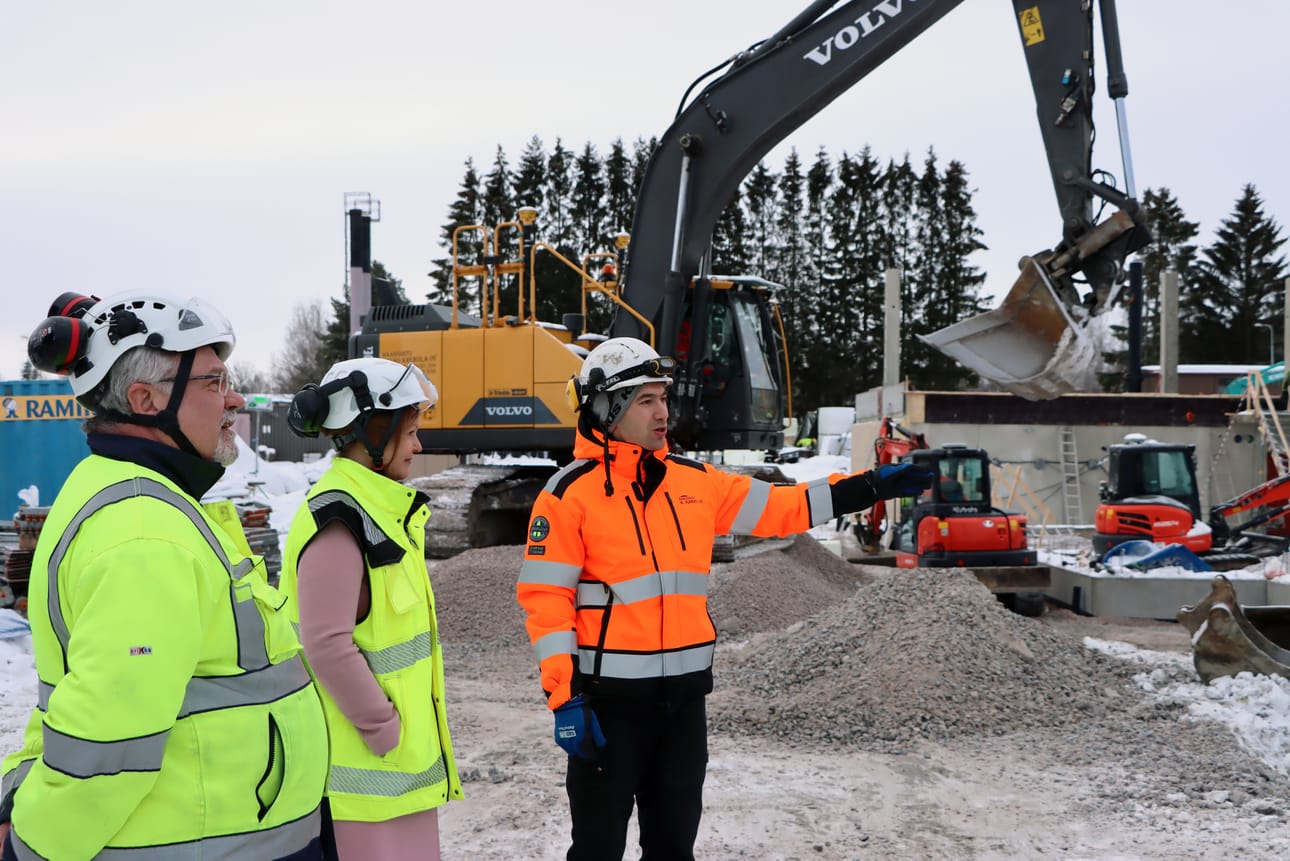 Rakennus K. Karhu Oy:n Arttu Kuismin kertasi Kurikan kaupunginjohtaja Anna-Kaisa Pusalle ja tekniselle johtajalle Jari Akkaselle työmaan vaiheita.