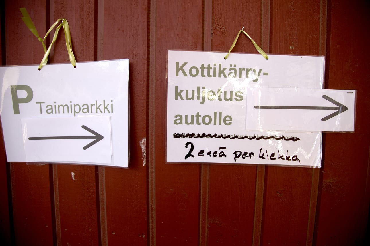 Puutarhamessujen ostavaa asiakasta palveltiin loppuun saakka.