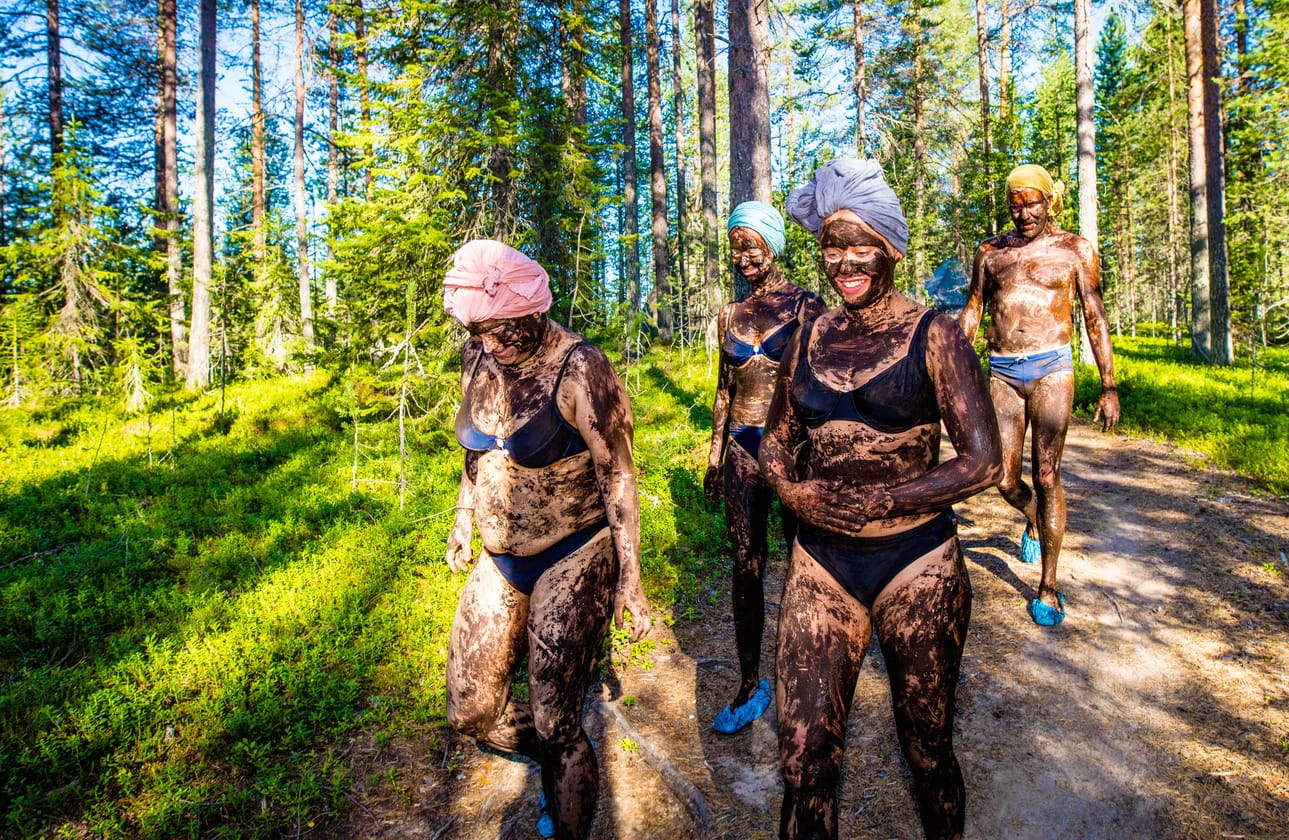 Lääkäri Leena Larvan turvesaunaan pääsee jälleen ensi kesänä metsäkylpylässä Kuusamossa. Kymmenet kansanparantajat pitävät vastaanottoa kansanparannuspäivillä.