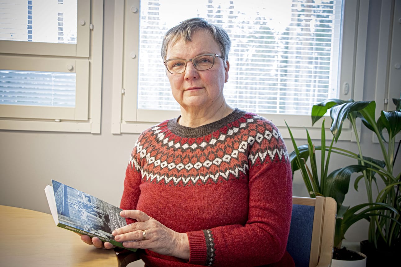 Pirkko Kylli-Honkanen on kirjoittanut kolme omaan elämäänsä liittyvää teosta. Uusin on Hannu-veljestä kertova pienoisromaani. Teoksessa kuvataan, kuinka nurjasti kuuroihin suhtauduttiin.