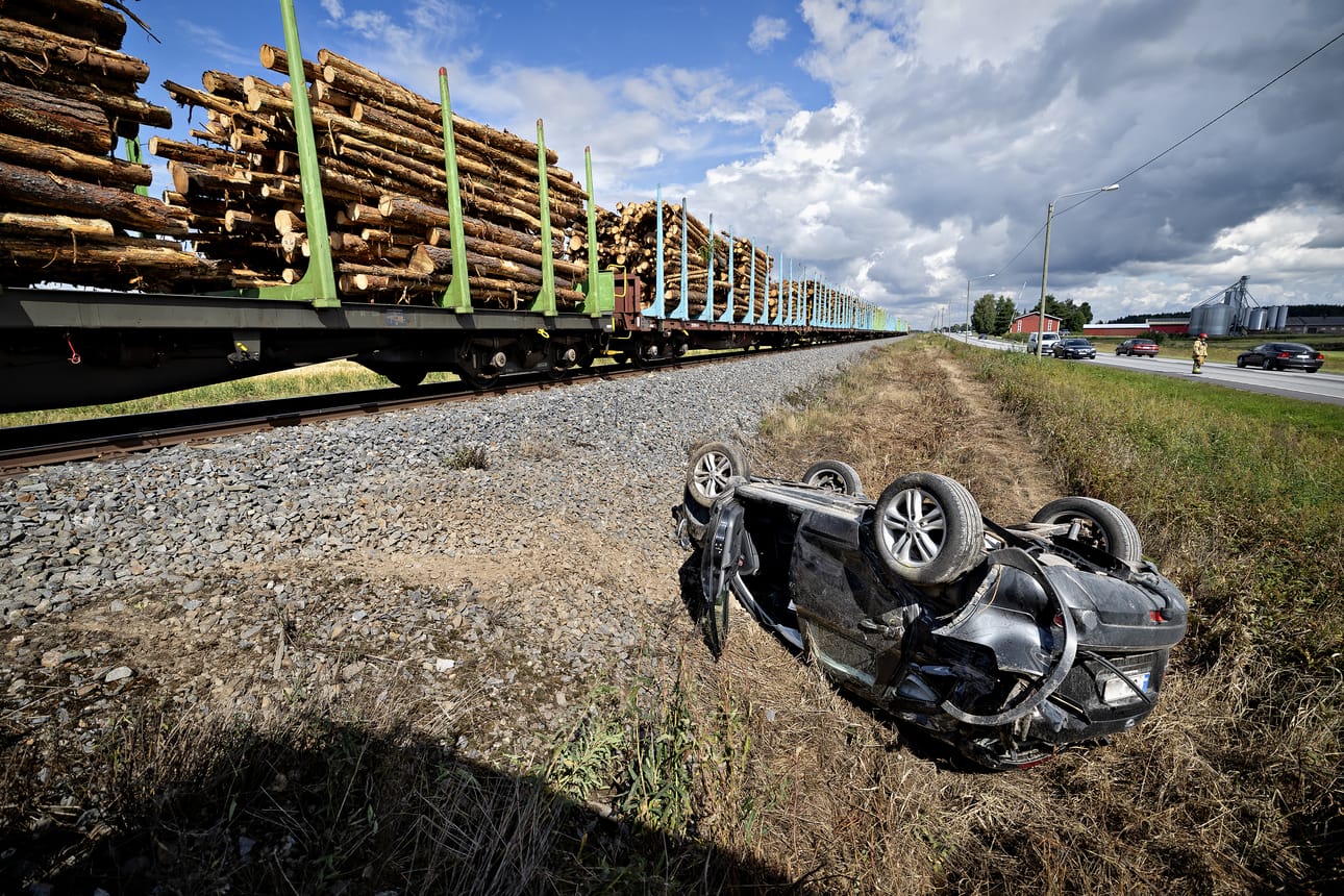 Henkilöauto ja tavarajuna törmäsivät Karjanmaankujan tasoristeyksessä Ilmajoella.