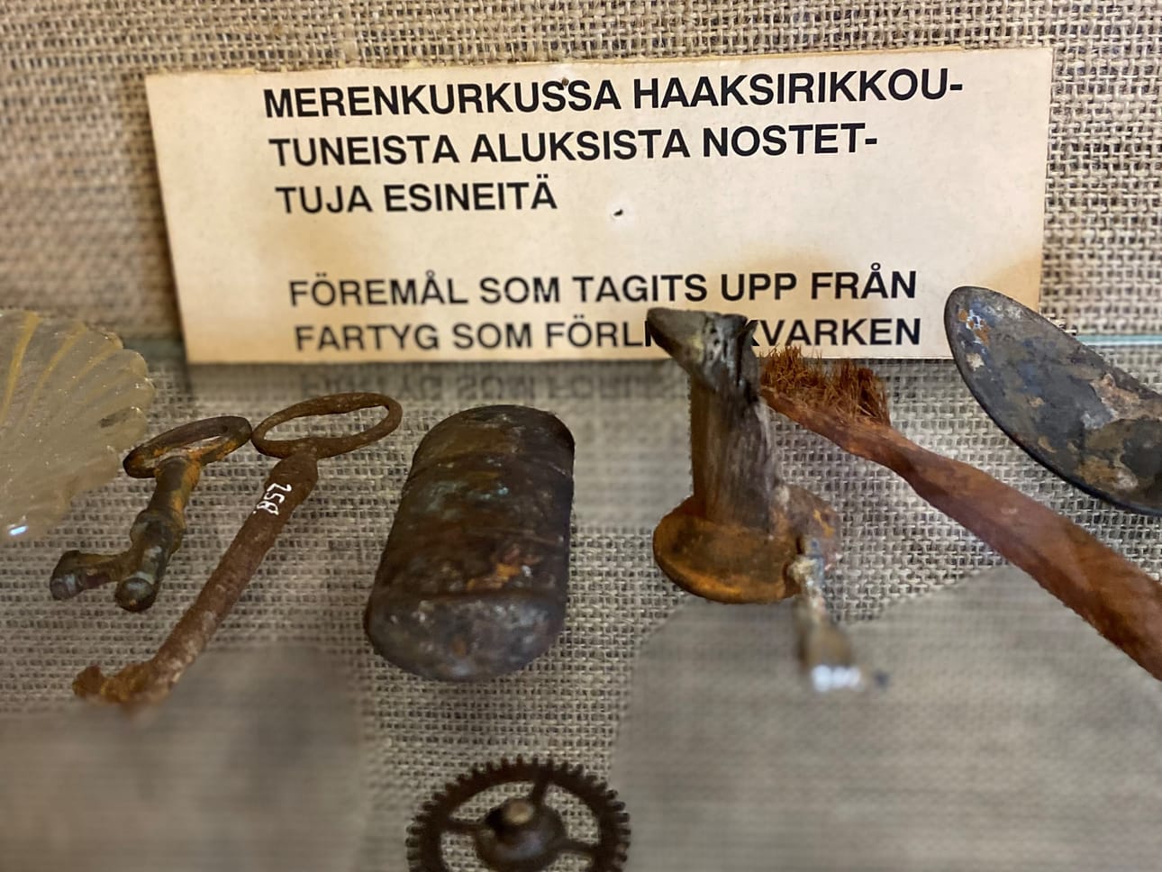 Merimuseossa on esillä hylyistä nostettuja esineitä.