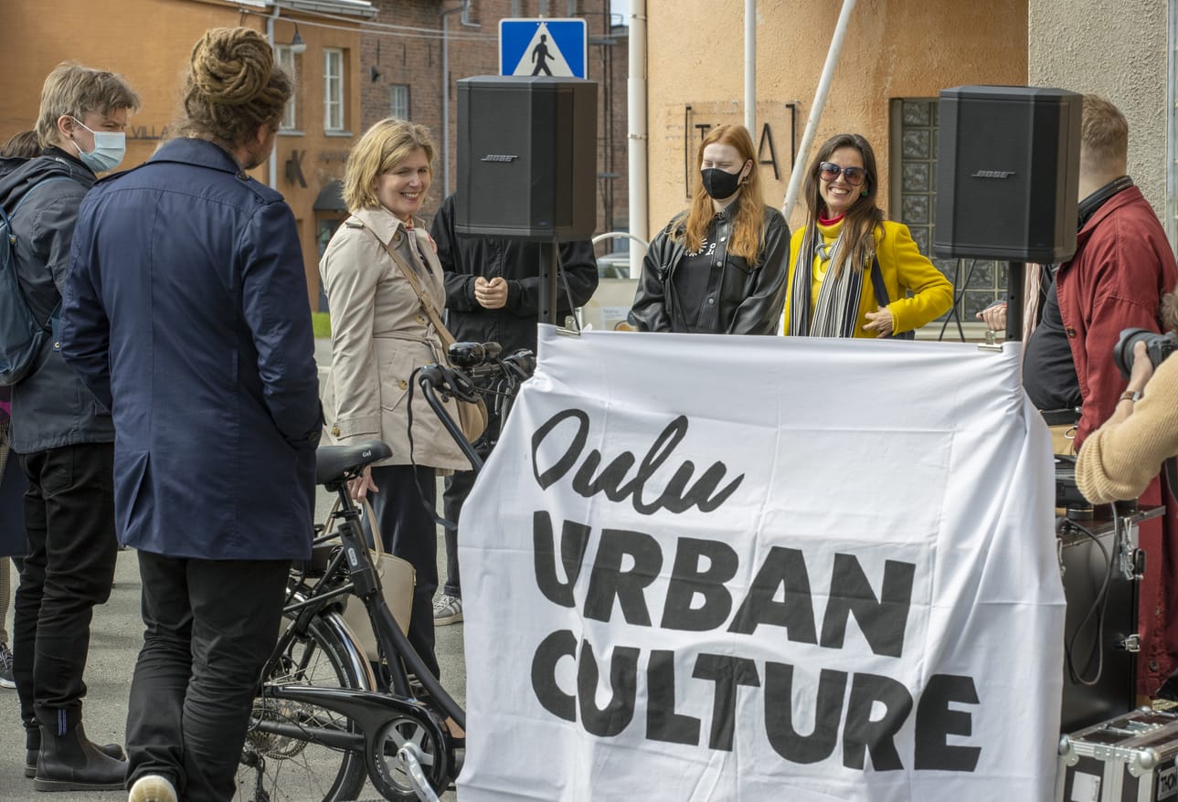 Euroopan kulttuuripääkaupunkiraadin viisi jäsentä vieraili Oulussa viime torstaina. Aurinko paistoi ja Oulu Urban Culture -yhdistyksen hallituksen jäsen Otto Koistinen soitteli vieraille Kulttuurisykkeliä Pikisaaressa.