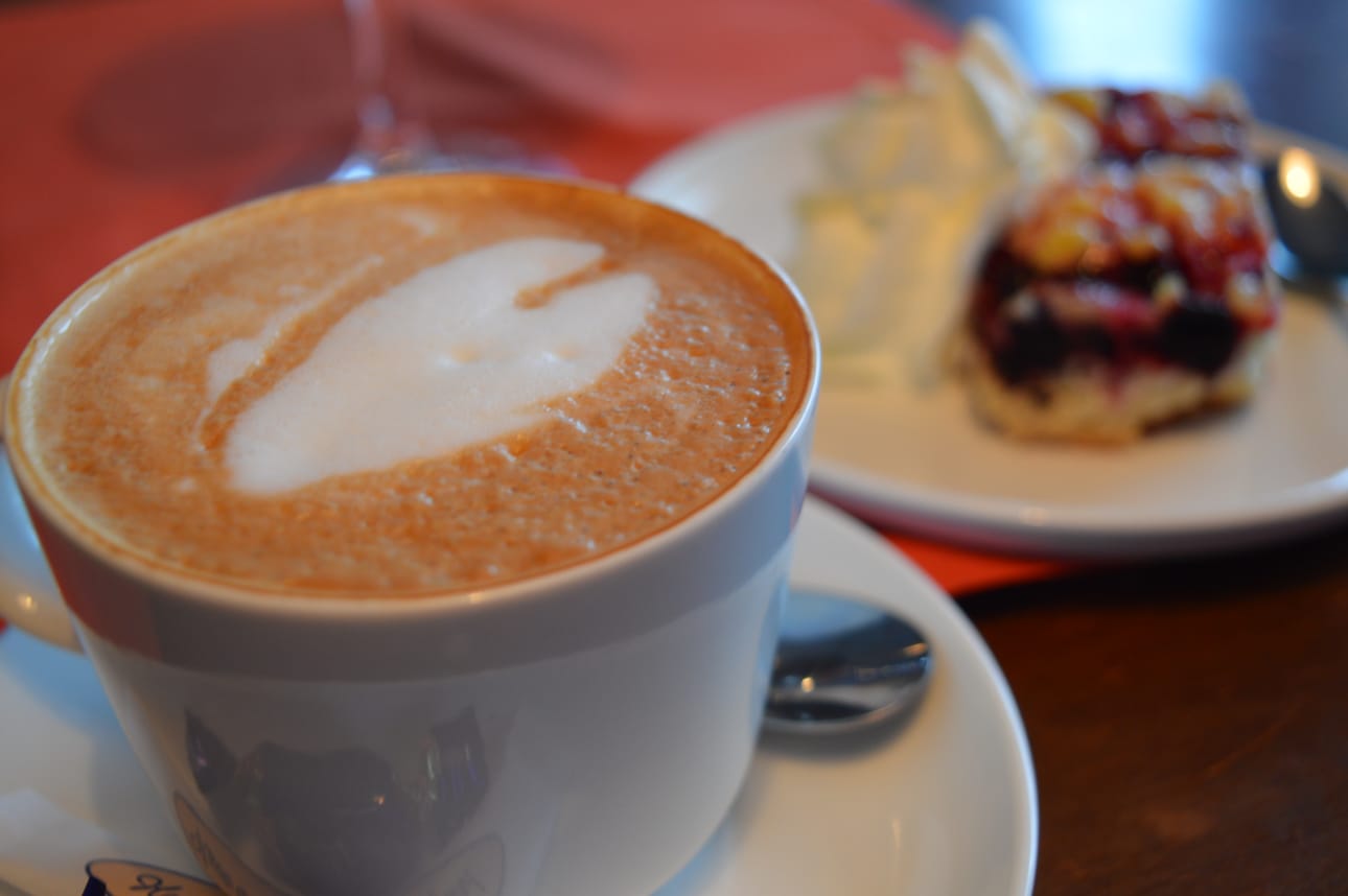 Jälkiruokana kermavaahdon kanssa tarjoiltu marjapiirakka ei ole liian makea ja cappuccino piristää mukavasti ruokailun jälkeen.
