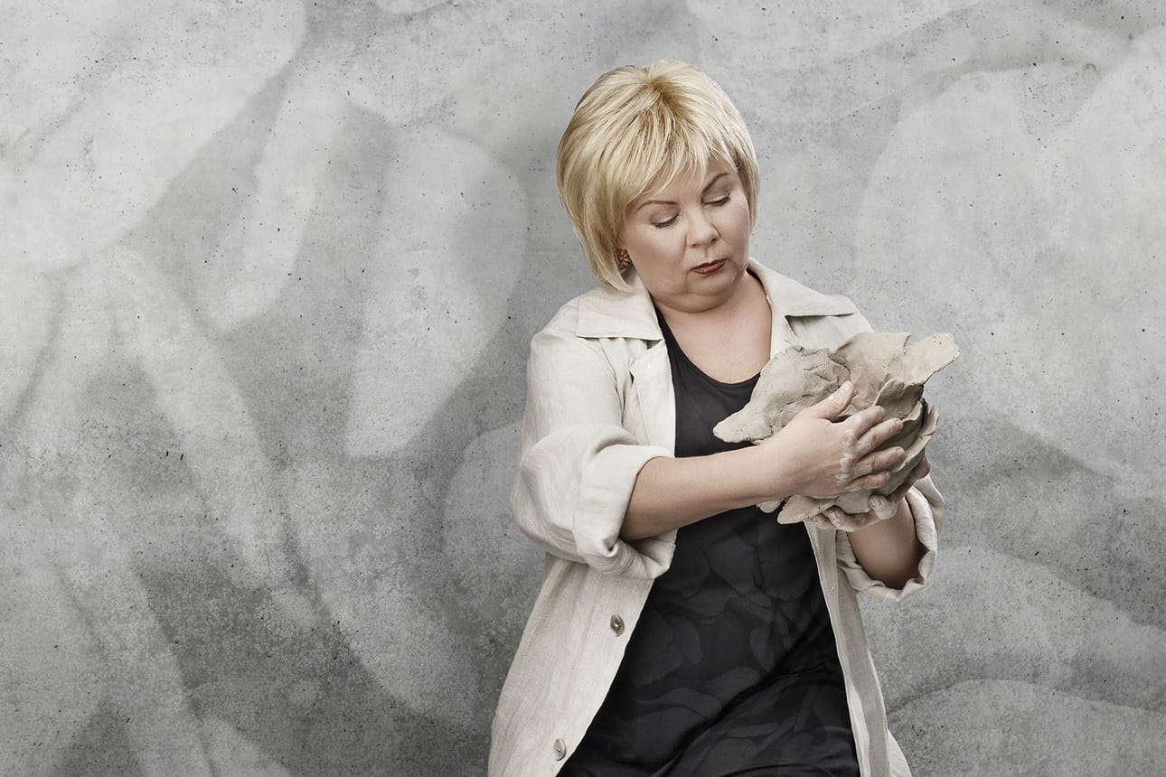 Kouvolan teatterin Anu Pentikinä nähdään Nina Petelius-Lehto.