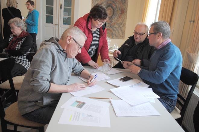 Valitusta allekirjoittamassa Erkki Palttala (vas.) sekä Eeva ja Seppo Viitamäki. Esa Kujala (oik.)lupasi toimittaa valituksen ajoissa perille. KUVAT:EEVA-LIISA KULJU