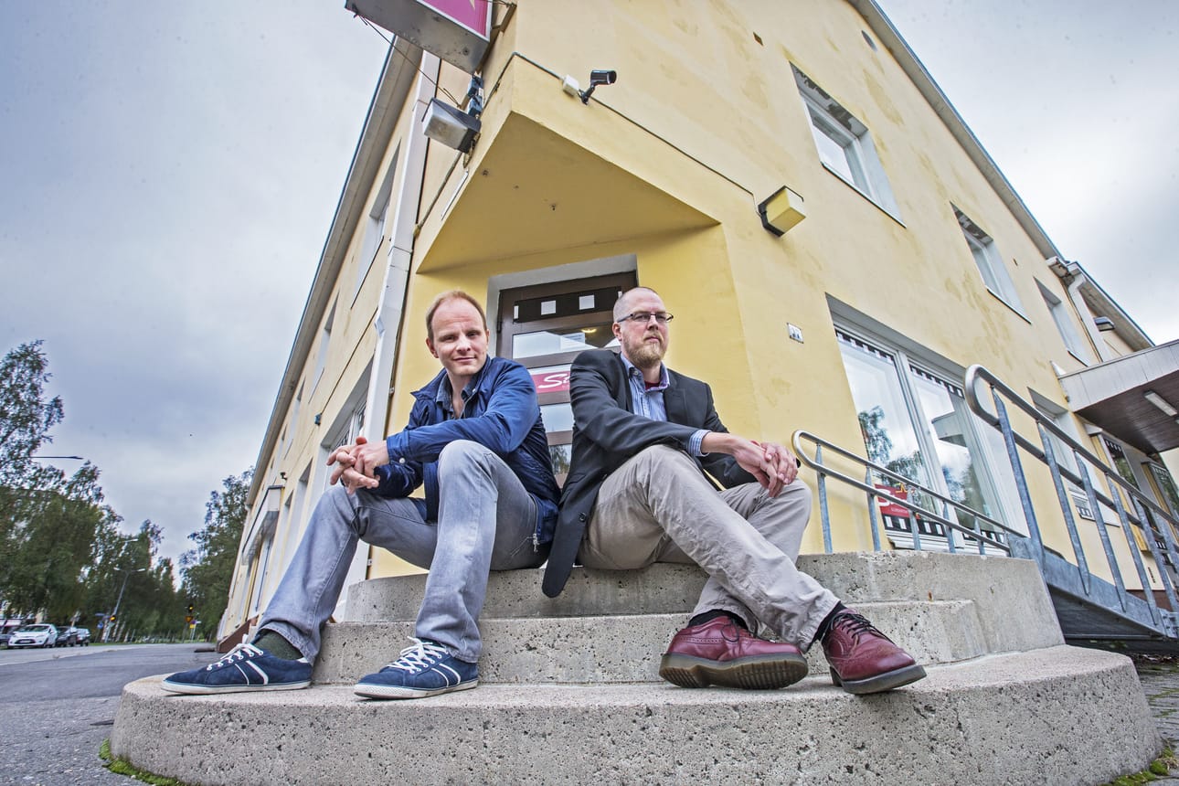 Dome Karukoski (vas.) ja Tuomas Kyrö olivat paikalla Mielensäpahoittaja-elokuvan ennakkonäytöksessä.