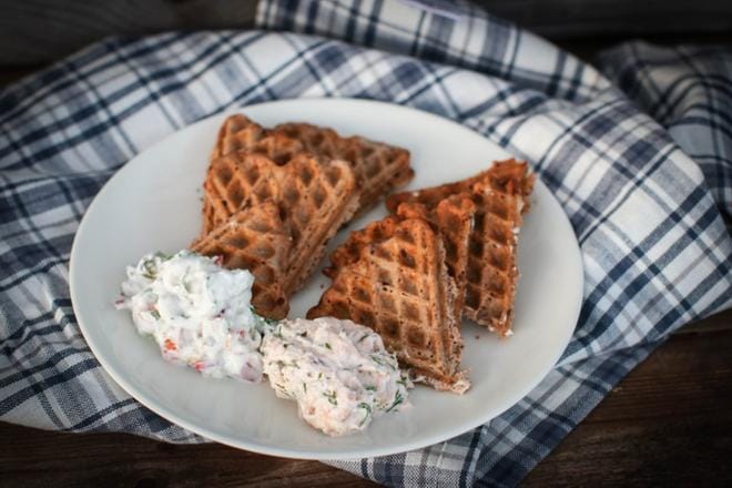 Falafel-vohvelit käyvät kokonaisesta ateriasta porkkanahummuksen, fetan ja kasvisten kanssa. KUVA: