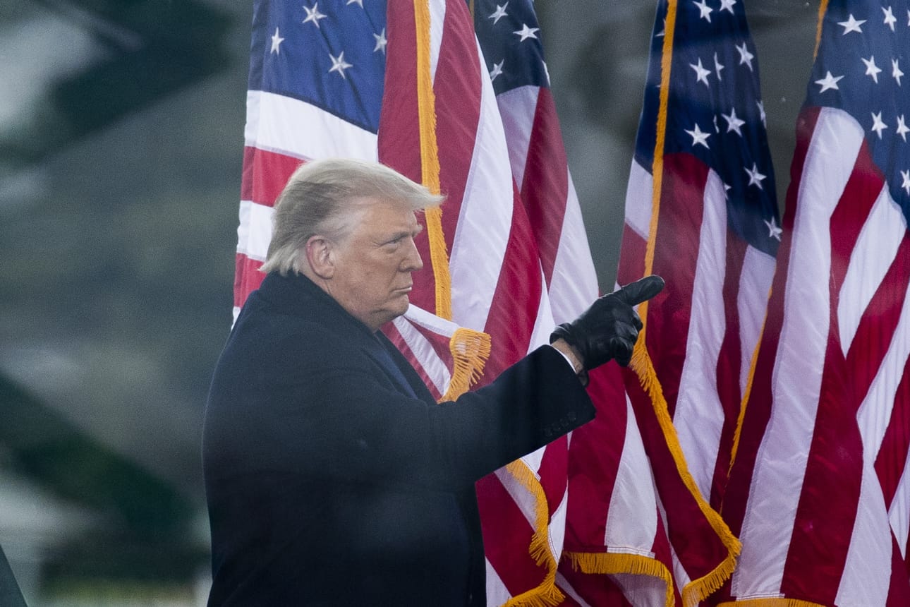 Mediassa on alettu vaatia Yhdysvaltain presidentin Donald Trumpin välitöntä eroa.