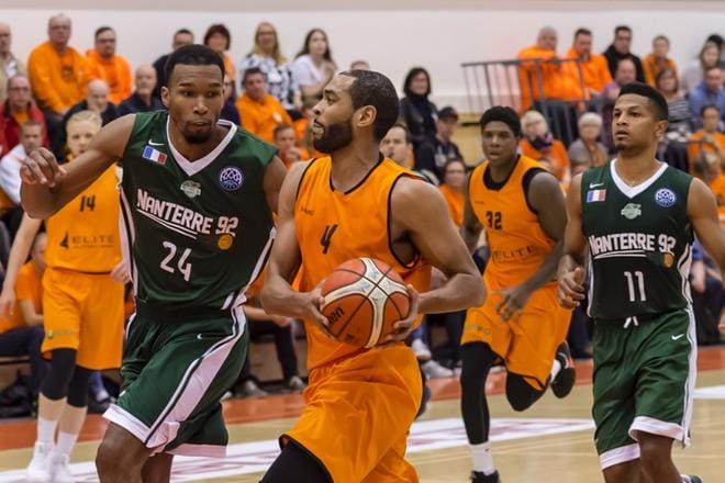 Kotiparketillaan kovia Nanterren kyydissä kokeneet Rene Rougeau ja muut Karhu Basketin pelaajat joutuivat Ranskassakin pelatussa ottelussa toteamaan isäntien paremmuuden. Kuva Erkki Hautaviita.