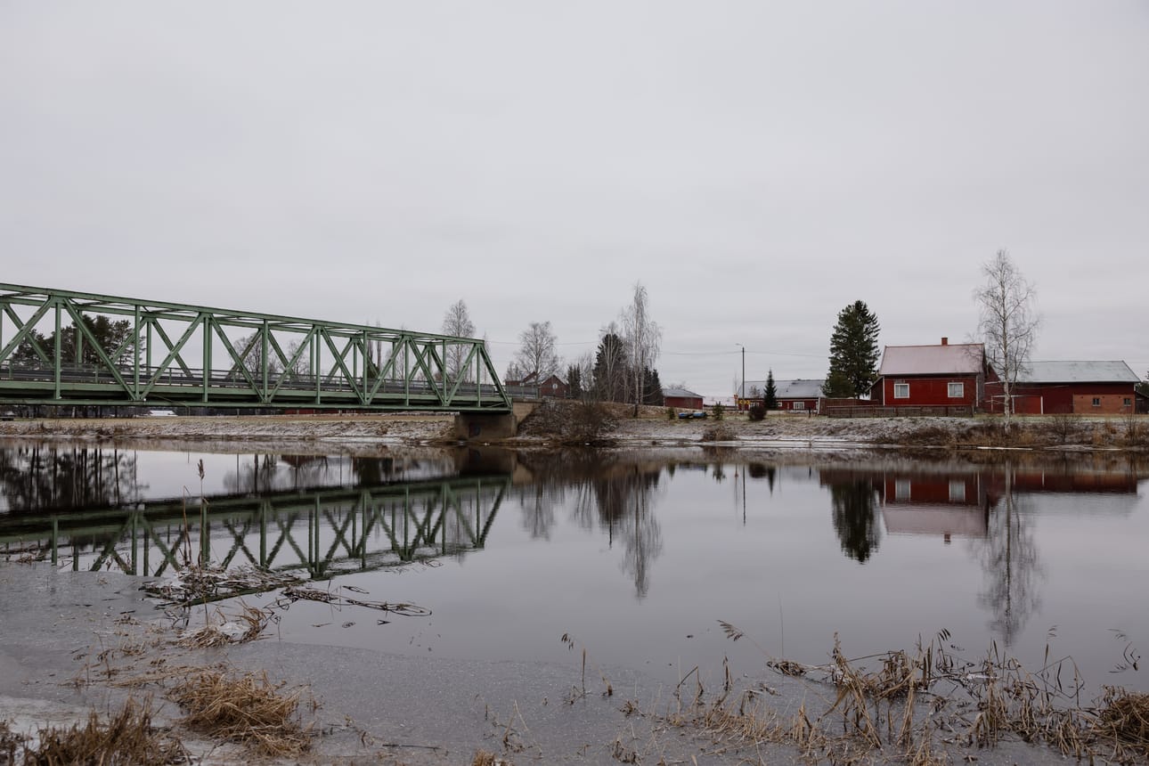 Jokien virtaamat saavuttivat monessa paikassa vuoden korkeimmat lukemat. Niin kävi esimerkiksi Kyrönjoella. Kuvasta näkee Akkaansillan vesitilanteen 23. joulukuuta, vedenpinta on lähtenyt laskuun.