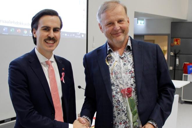 Väistyvä puheenjohtaja Matias Mäkynen onnittelee vastavalittua puheenjohtajaa Kari Kivinummea. KUVA: MIIKA HUHTA