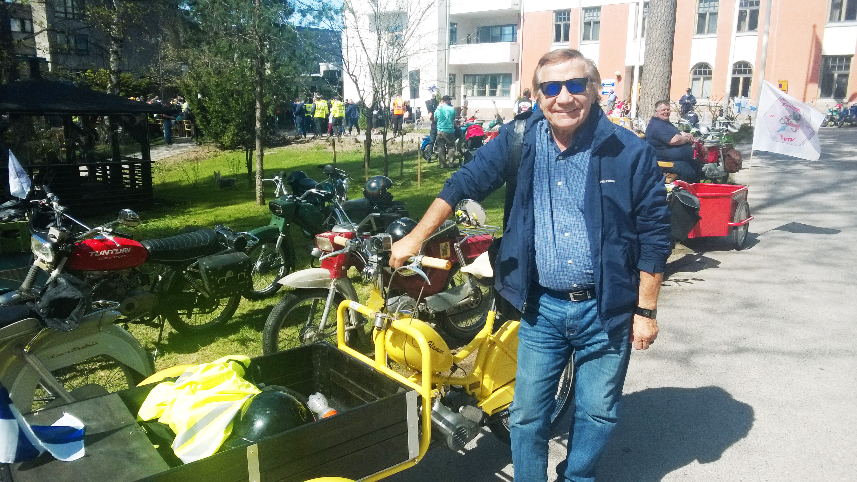 Eino Grön istahti Jari Patalan mopon selkään.