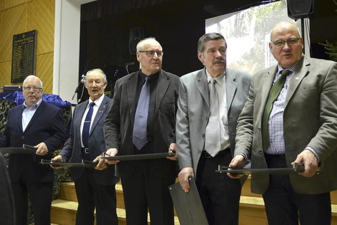 Väinö Viitanen, Martti Ikola, Reijo Vettenranta, Jari Soini ja Jukka Hautala muodostavat osan Metsästysseura Tarkan puheenjohtajiston rintamasta. Hautala on seuran kymmenes puheenjohtaja. KUVA: JAANA ALA-LAHTI