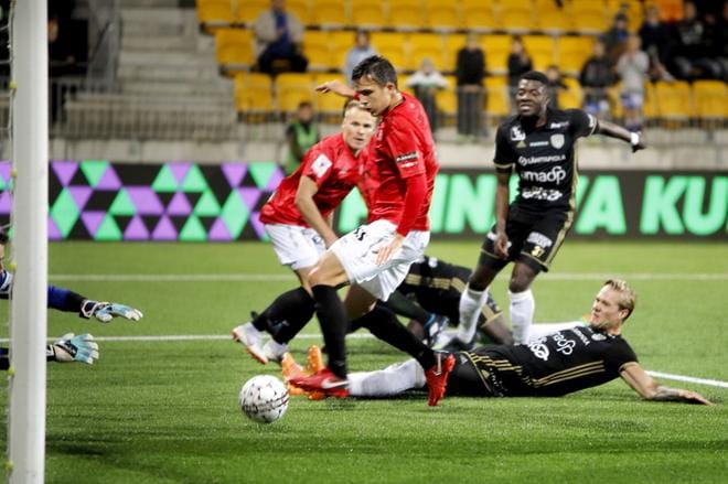 SJK:n Joel Mero yritti liukua palloa maaliin, mutta Lahden Damjan Shishkovski sai näppinsä väliin. KUVA: HEIKKI HAKANEN