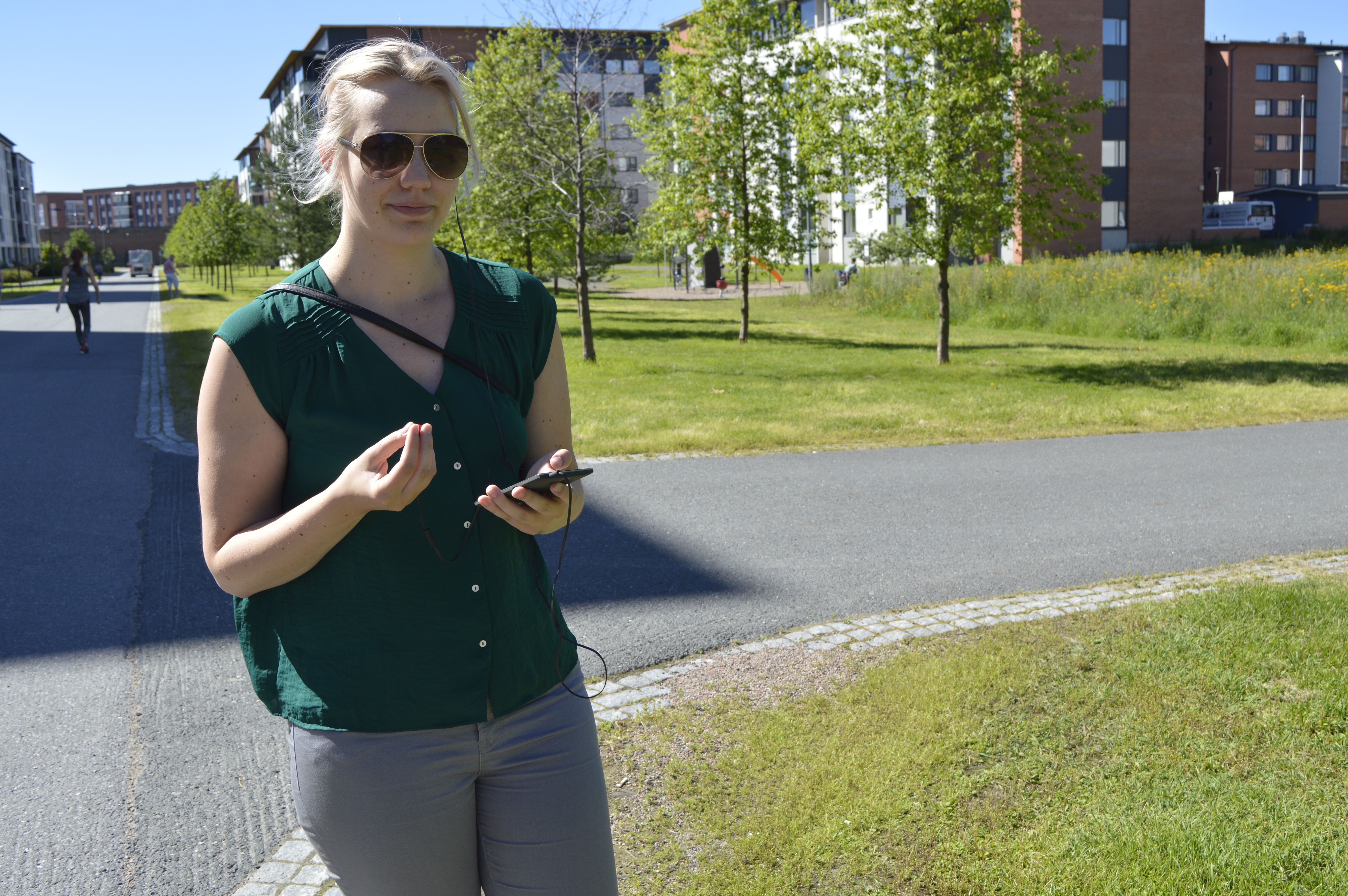 Kävellen matkaan lähtenyt Tiia Seppä etsii Pokémoneja Etu-Lyötystä. – Keskustassa ja torilla on ollut ehkä eniten Pokémoneja. Seppä kertoo, että pelaaminen julkisilla paikoilla nolostuttaa hetkittäin, mutta liikkuminen on mukavaa. – Se on lapsellista, mutta hauskaa, Seppä nauraa.