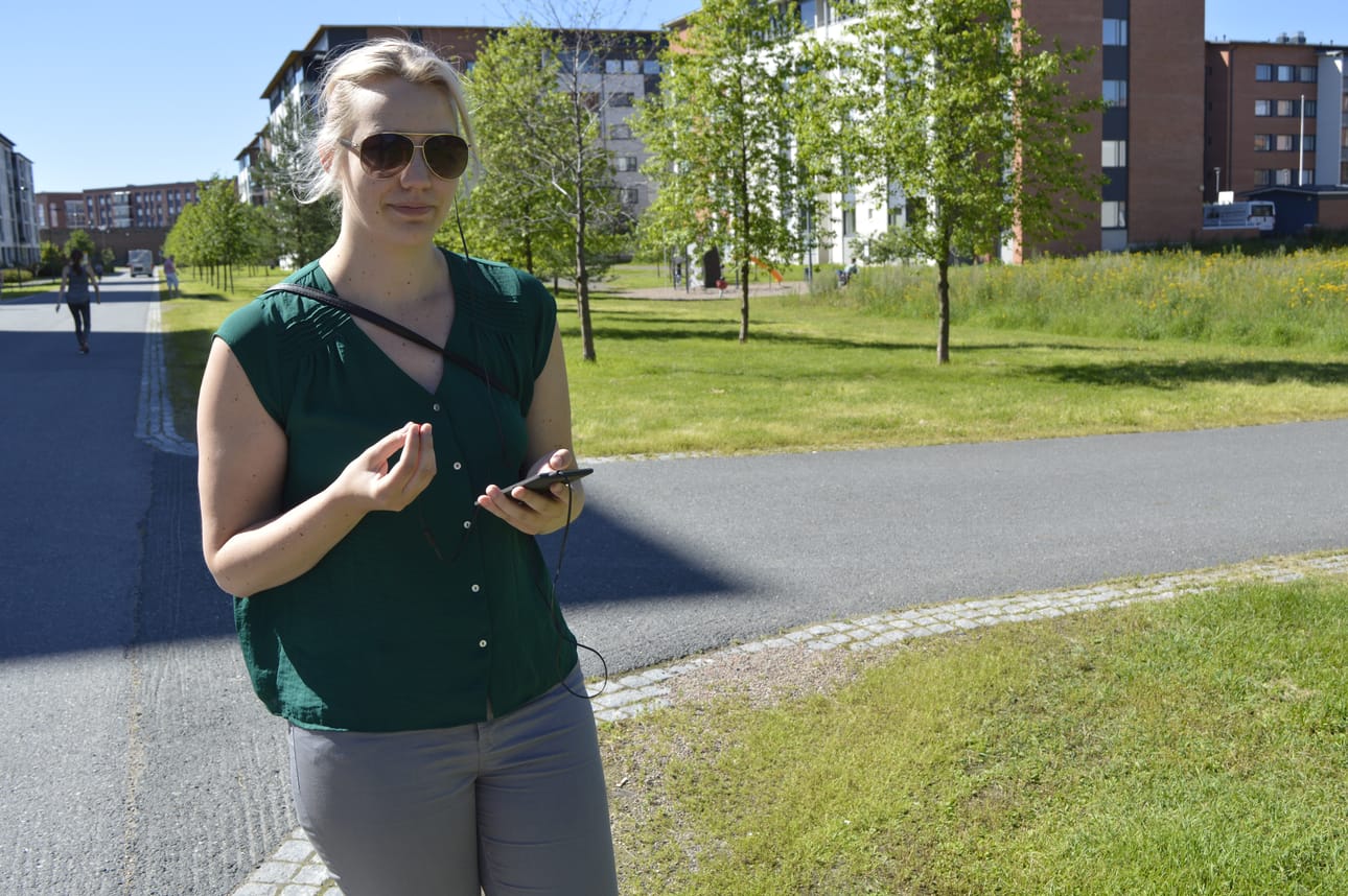 Kävellen matkaan lähtenyt Tiia Seppä etsii Pokémoneja Etu-Lyötystä. – Keskustassa ja torilla on ollut ehkä eniten Pokémoneja. Seppä kertoo, että pelaaminen julkisilla paikoilla nolostuttaa hetkittäin, mutta liikkuminen on mukavaa. – Se on lapsellista, mutta hauskaa, Seppä nauraa.
