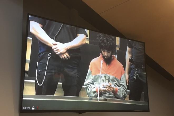 Istunnon aluksi lehdistö saa kuvata parin minuutin ajan. Kuva on tv-ruuduista oikeussalin ulkopuolelta.