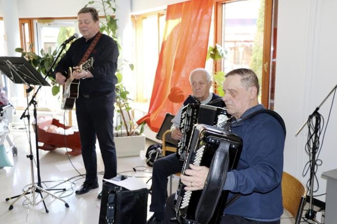 Lehtimäen Pelimannien musisointi Alajärven Kultakämmenessä sai hymyn huulille ja posket hehkumaan.